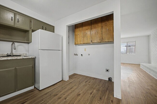 Building Photo - BRUSS01