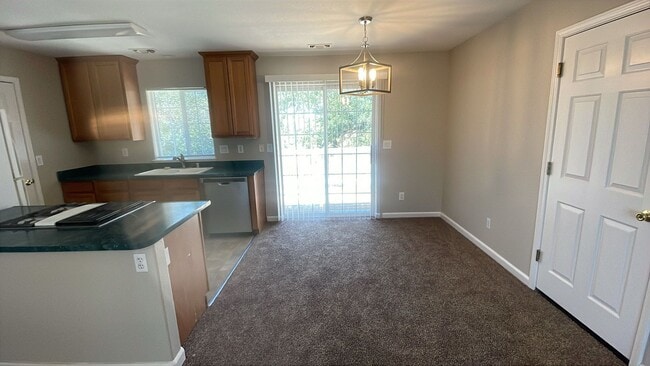 Building Photo - 2120 Country Club Dr