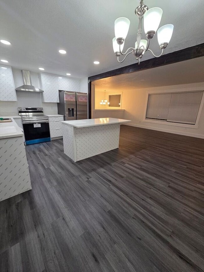 Building Photo - Tacoma 5 Bed, 2 Bath Split Level With Large Fenced Back Yard on Dead End Street!