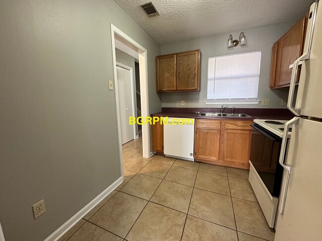 Building Photo - 2 Bd, 1 1/2 BA, townhouse in Sherwood.