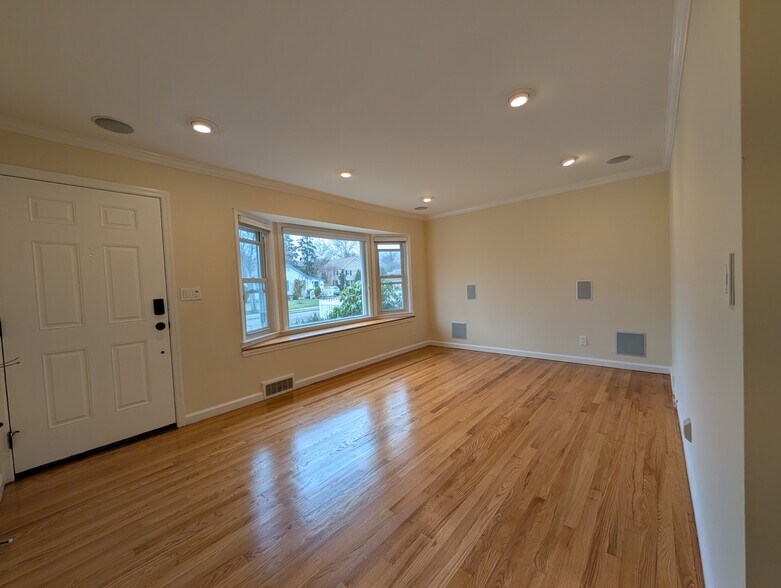 Building Photo - 449 Van Buren St