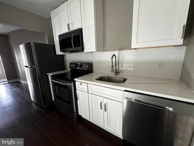 Building Photo - 6142 Larchwood Ave