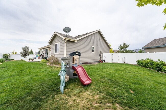 Building Photo - Beautiful 3 Bedroom, 2 Bathroom Ranch – Available Early April!