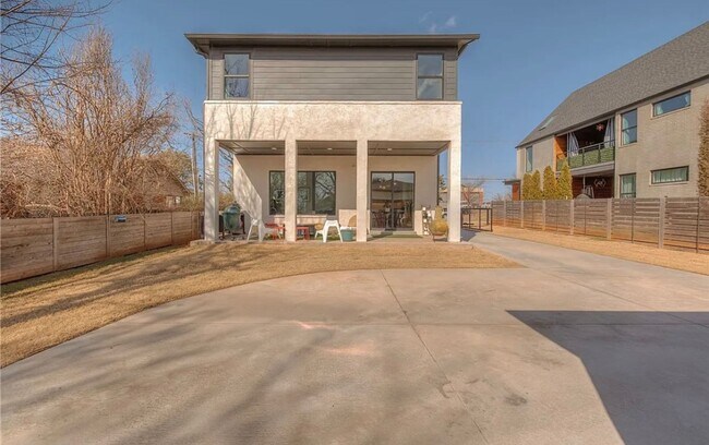 Building Photo - Downtown Okc' s finest!   Sophisticated, C...