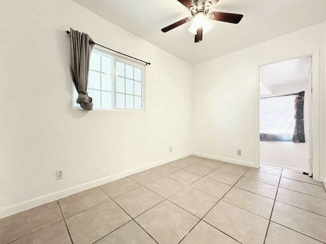 Building Photo - 950 Clela Ave