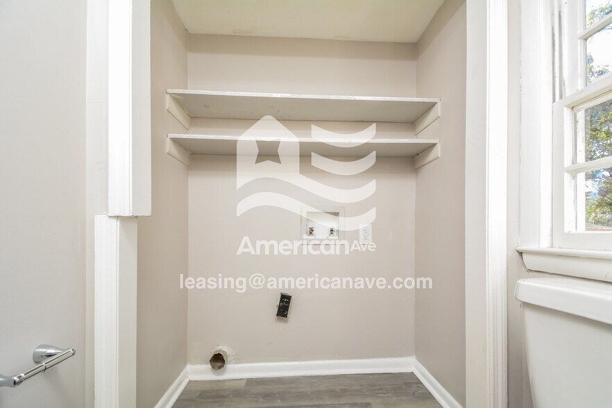 Building Photo - 1915 Armstrong St