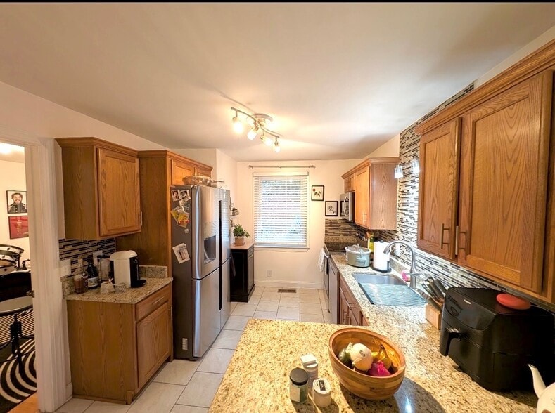 Building Photo - 2000 Upland Dr