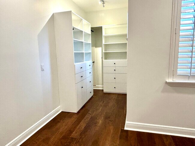Building Photo - 2024 Foxtail View Ct