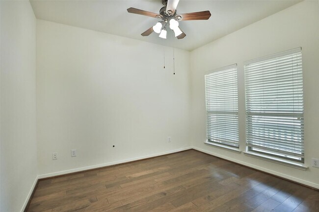 Building Photo - 95 Douvaine Ct