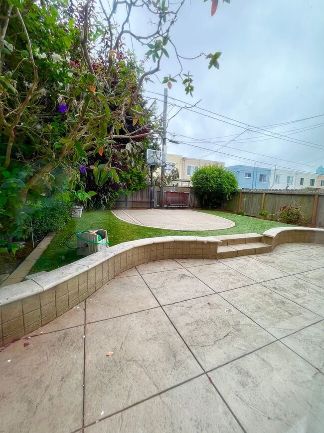 Building Photo - Spacious and Centrally Located, Pet Friend...