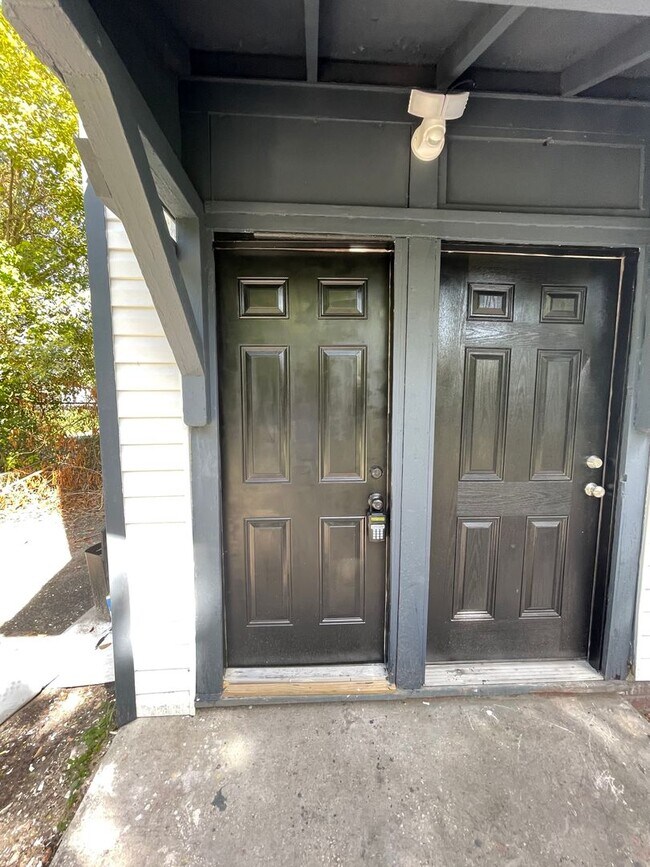 Building Photo - Charming Upstairs 2/1 - Available Now!