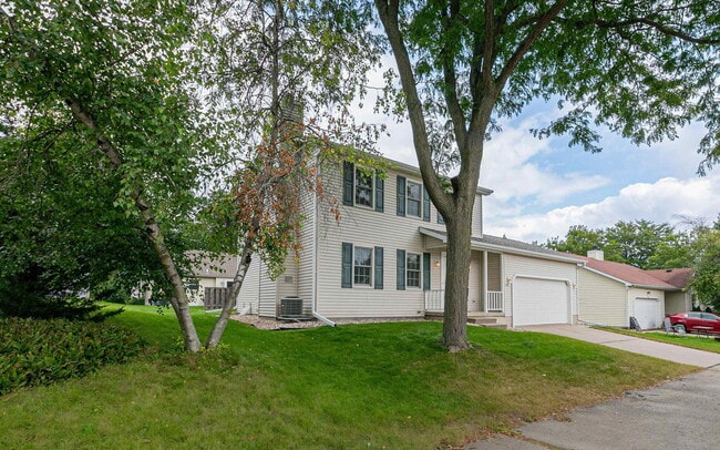 Building Photo - 878 Sky Ridge Dr