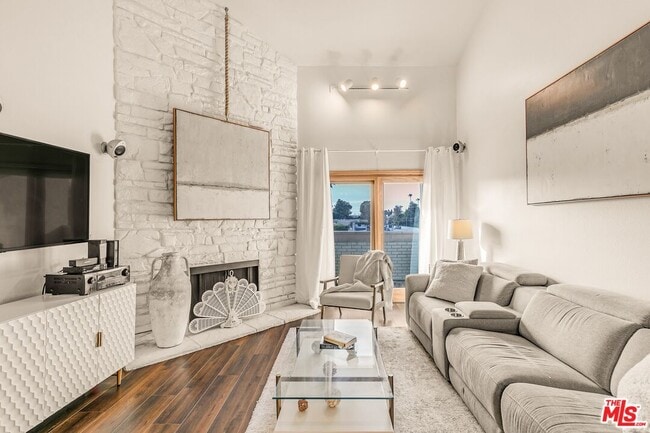 Building Photo - 14050 Magnolia Blvd