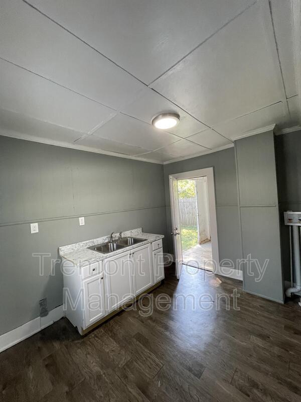 Building Photo - 714 Henderson Ave