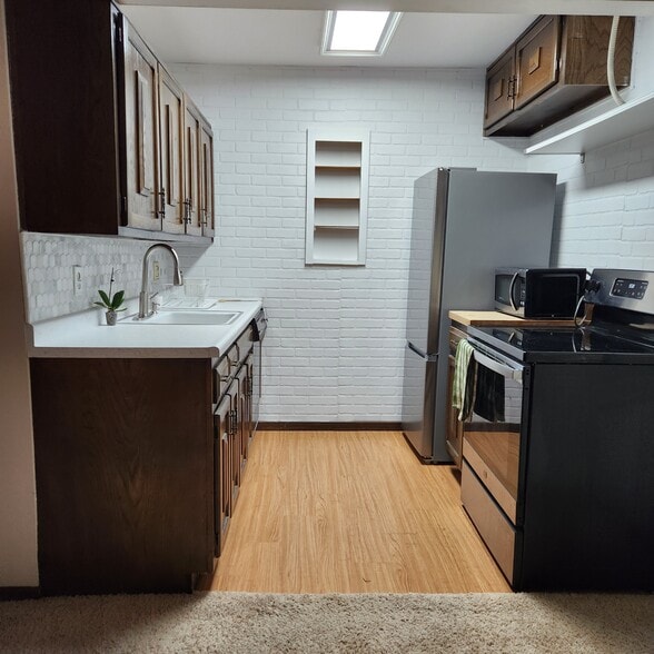 Building Photo - 2690 Oxford St N