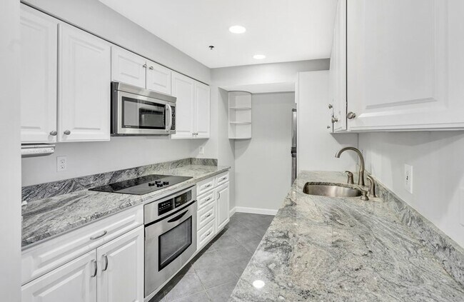 Building Photo - Historic Waterfront - Fitness Center - Concierge - Renovated Kitchen