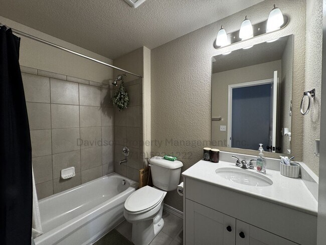 Building Photo - Stunning 3 Bedroom Townhouse Located in No...