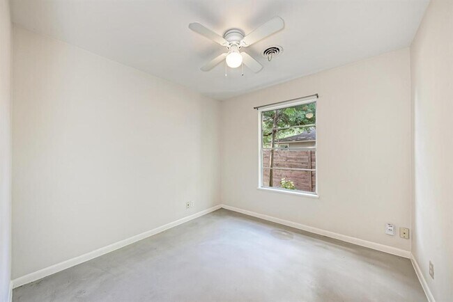 Building Photo - 2508 East Side Dr