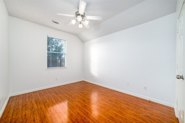 Building Photo - 16727 Great Oaks Glen Dr
