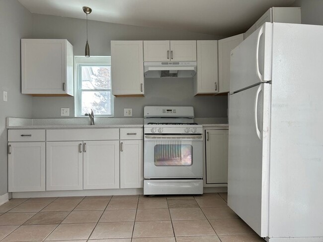 Building Photo - Charming 2 bedroom 1 bathroom, recently renovated single family home