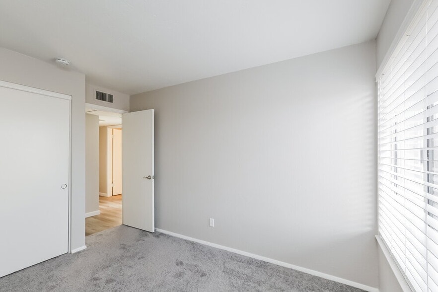 Building Photo - 1635 E Apollo Rd