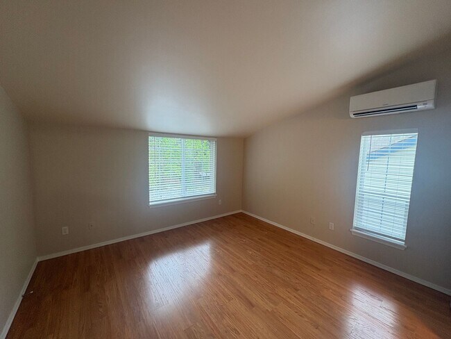 Building Photo - Bright, Spacious Townhome with Stylish Upgrades in Pinehurst/Roosevelt