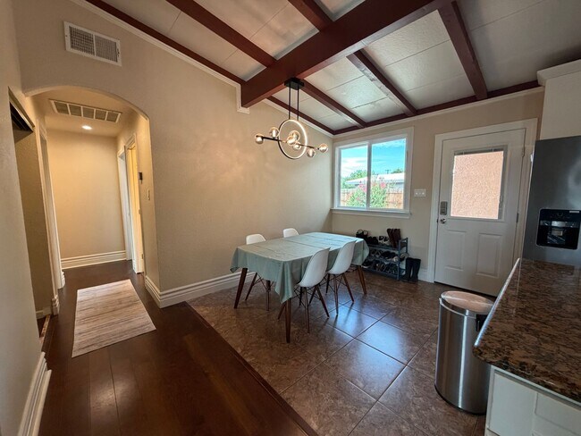 Building Photo - Cute 3 bedroom house in