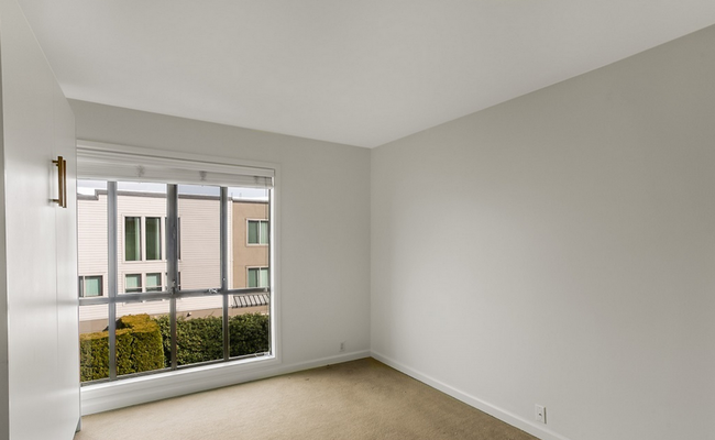 Building Photo - Beautiful Waterfront Condo in Kirkland - A...