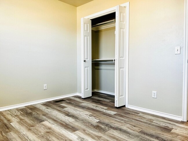 Building Photo - Updated 2BD 1BA Duplex in Yukon!!!