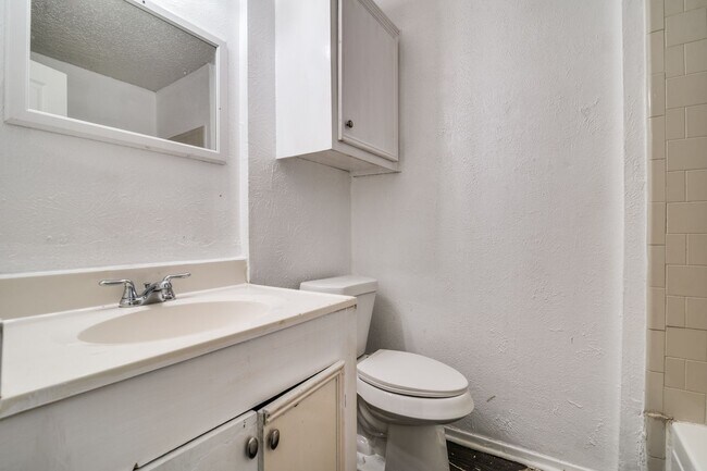 Building Photo - 818 Quinette Dr