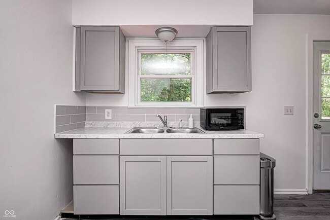 Building Photo - 4924 Rosslyn Ave