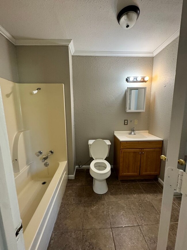 Building Photo - 1 Bed / 1 Bath in Bono Available Now