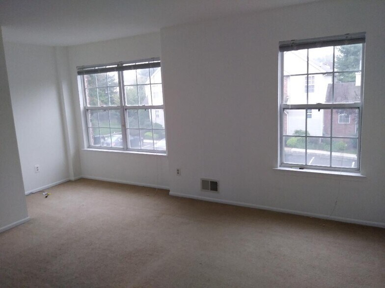 Building Photo - 424 Lackland Ave