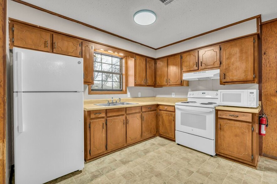 Building Photo - 155 W Thomas Dr