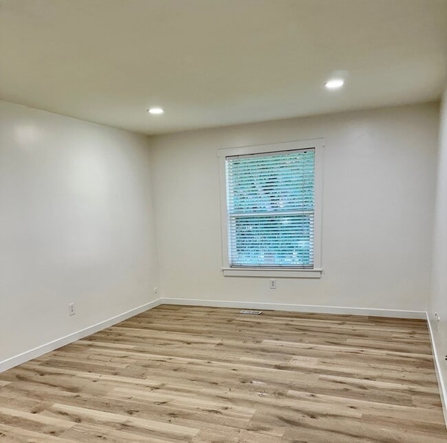 Building Photo - 1000 N 950 E