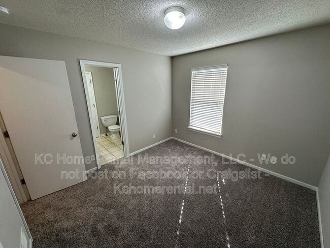 Building Photo - 8042 N Elmwood Ave