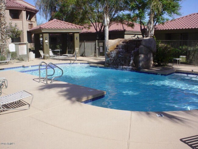 Building Photo - Charming 1 Bed 1 Bath Lower Level condo ++...