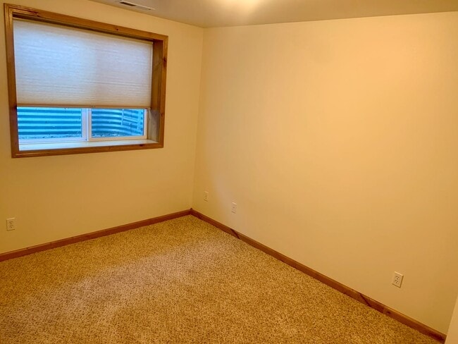 Building Photo - 3 bedroom 2 bath townhome