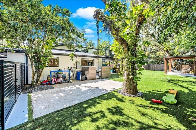 Building Photo - 11340 SW 74th Ct