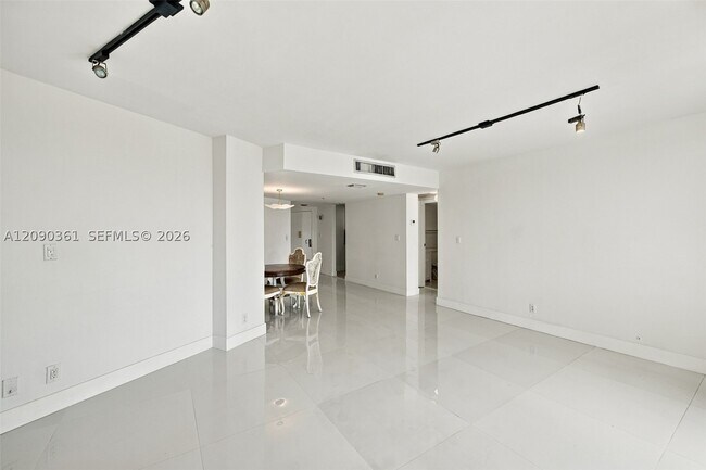 Building Photo - 3475 N Country Club Dr