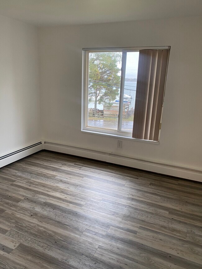 Building Photo - 719 E Walled Lake Dr