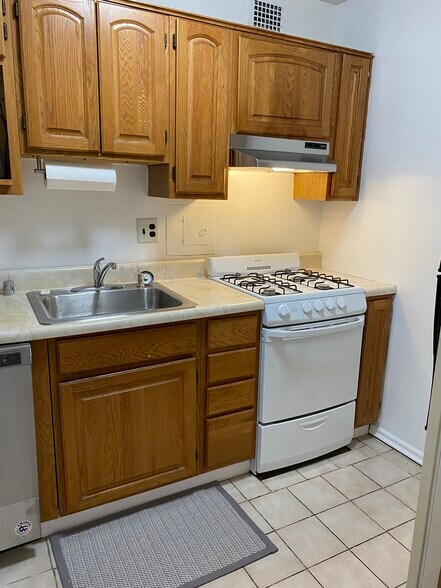 Kitchen - 730 24th St NW