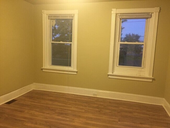 Building Photo - Great starter home for family!