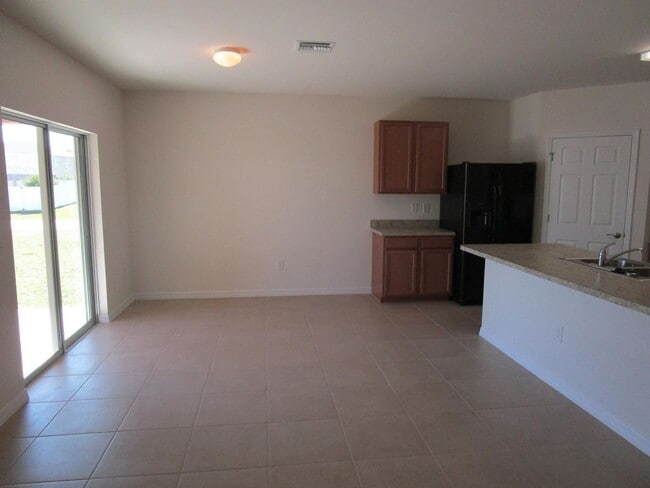 Building Photo - 913 SW 10th Pl