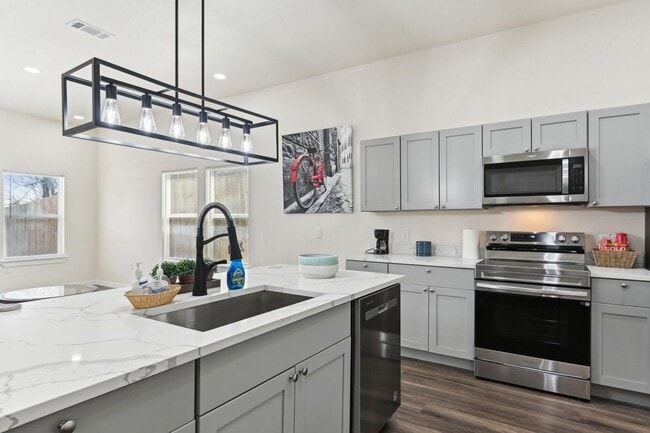 Building Photo - Spacious Custom New Build- 4 Bed 2 Bath Ho...