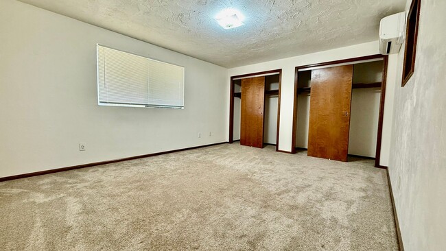 Building Photo - Two Bedroom Townhome with AC, Garage & Ful...