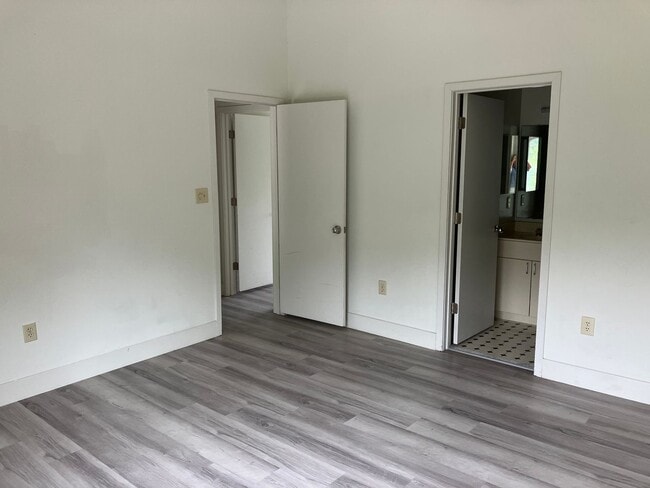 Building Photo - 2 bedroom 2.5 bathroom in Calabash