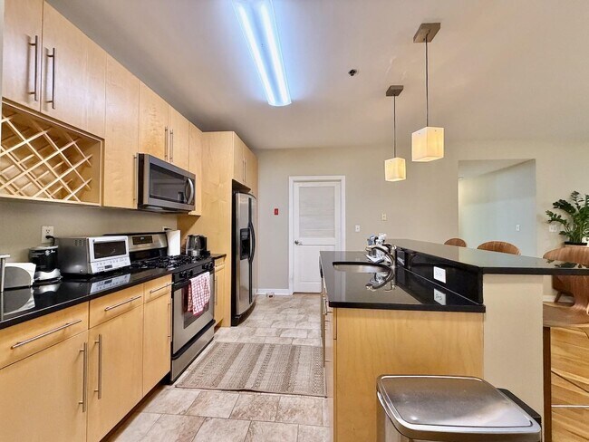 Building Photo - 83 Monroe St