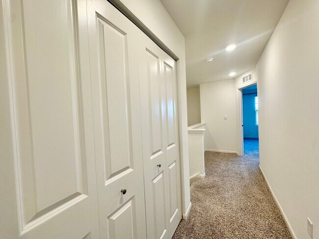 Building Photo - 503 Acadia Ave