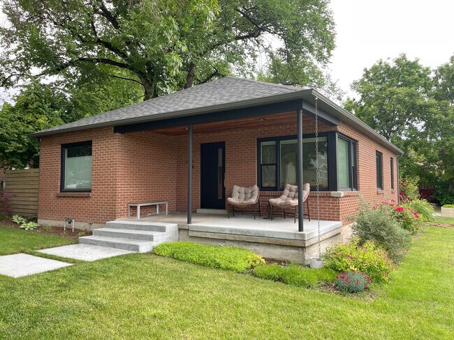 Primary Photo - 1206 E Emerson Ave